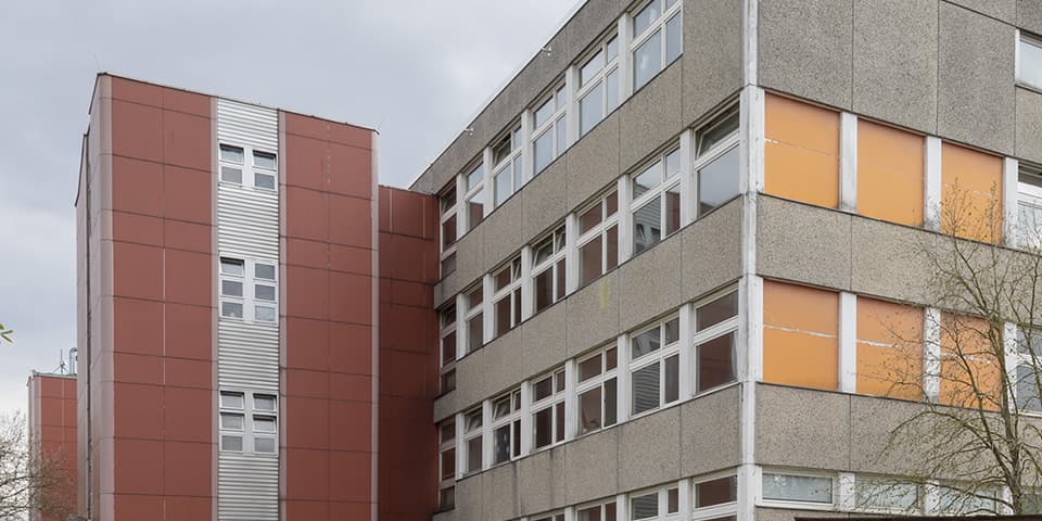 Frontansicht der Schule 