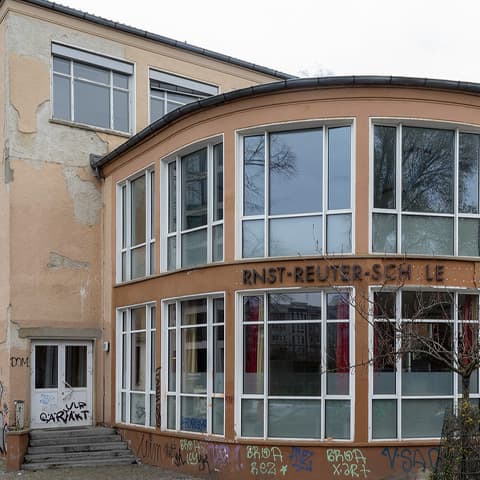 Frontansicht der Schule