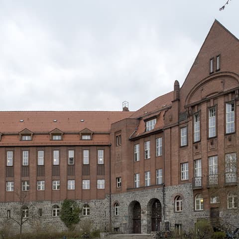 Frontansicht der Schule