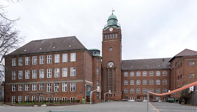 HOWOGE Schadow-Gymnasium Ansicht auf die rote Backstein-Front des Schadow-Gymnasiums