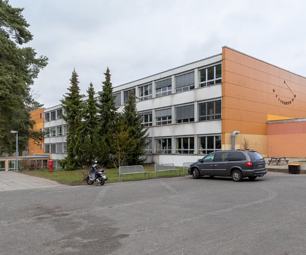 Frontansicht der Schule