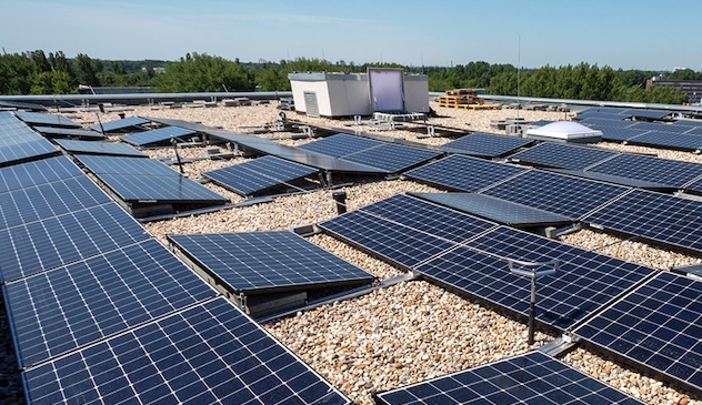 Photovoltaik-Anlagen auf einem Dach