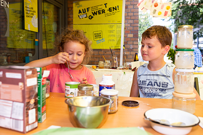 Bild – Kinder beim Basteln