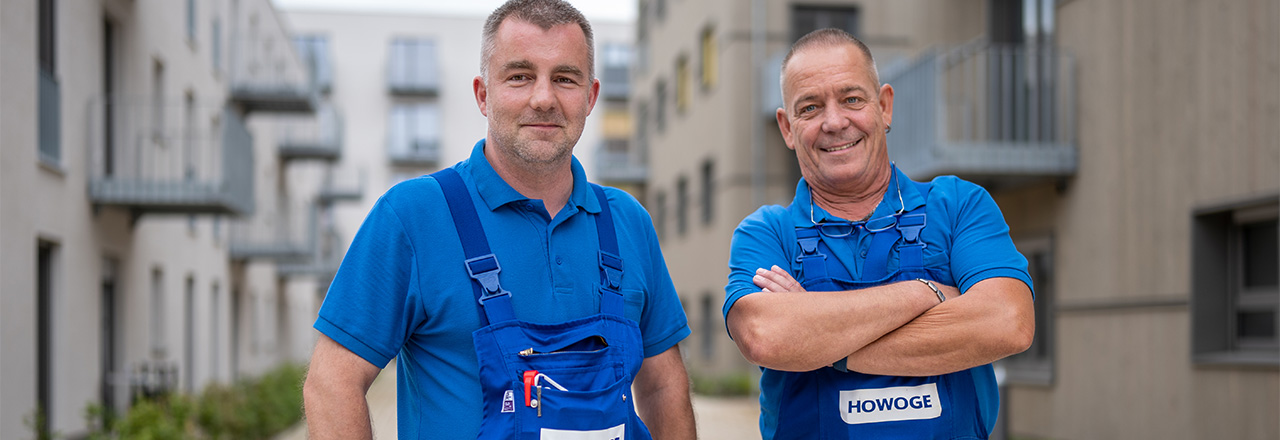 Foto von Servicemitarbeitern der HOWOGE im HOWOGE-Blaumann.