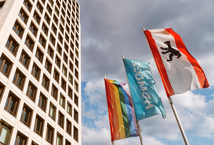 Foto der HOWOGE Zentrale mit 3 Fahnen im Vordergrund: Diversity, HOWOGE, Berlin.