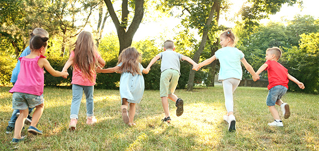 Kinder halten sich an den Händen 