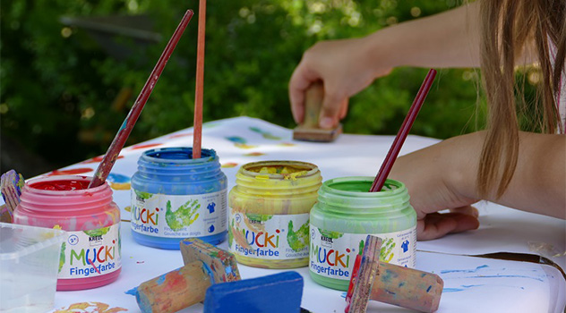 Kind während es malt