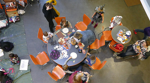 Zusammenkunft von Erwachsenen und Kindern