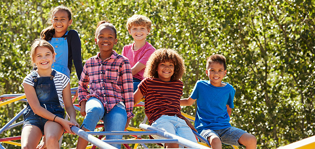 Kinder lächeln in die Kamera