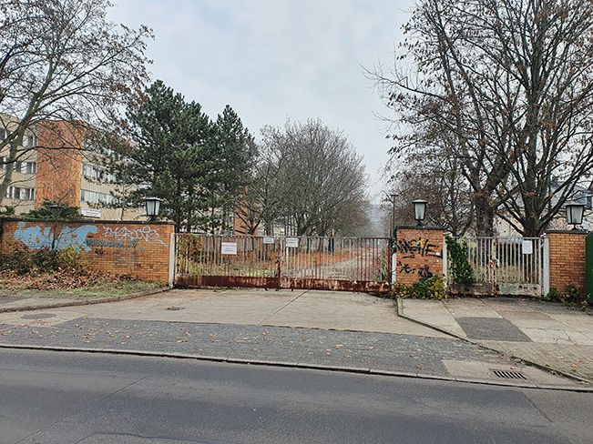Eingang Gelände Waldowallee 117 