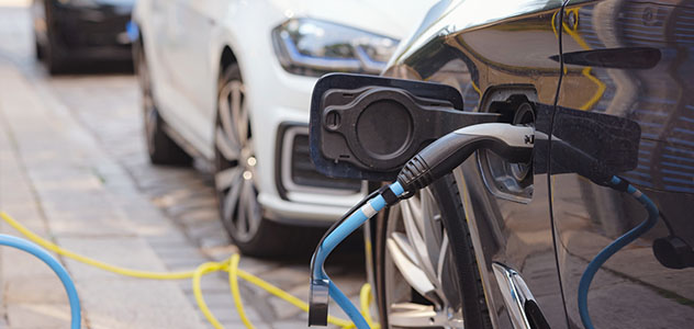 Auto lädt an E-Ladesäule